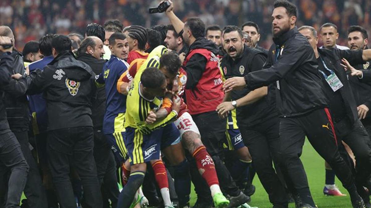 Derbi sonrası saha bir anda karıştı! Kerem - Sallai ve Abdülkerim - Brown